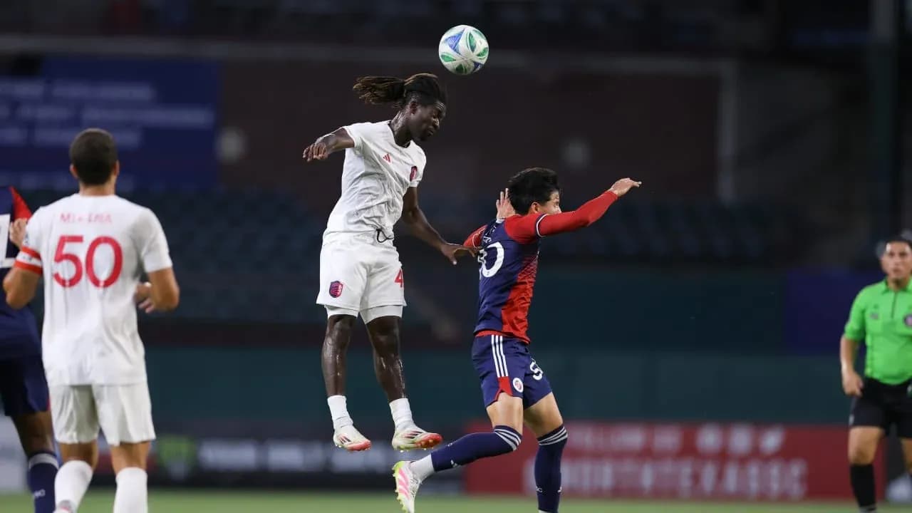 Jugador saltando para cabecear el balón