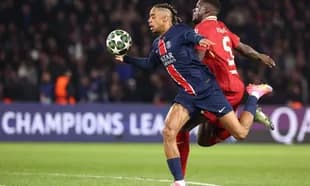 Jugador de PSG luchando por el balón contra Liverpool