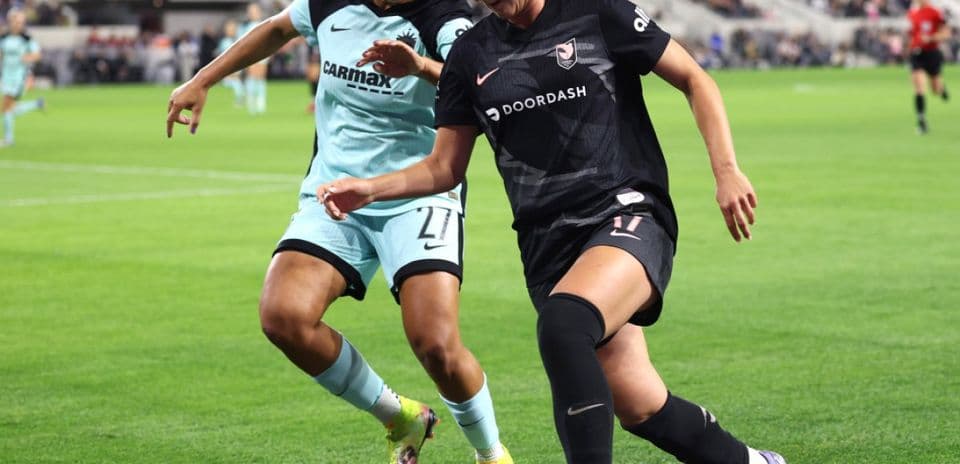 Dos jugadoras compitiendo por el balón