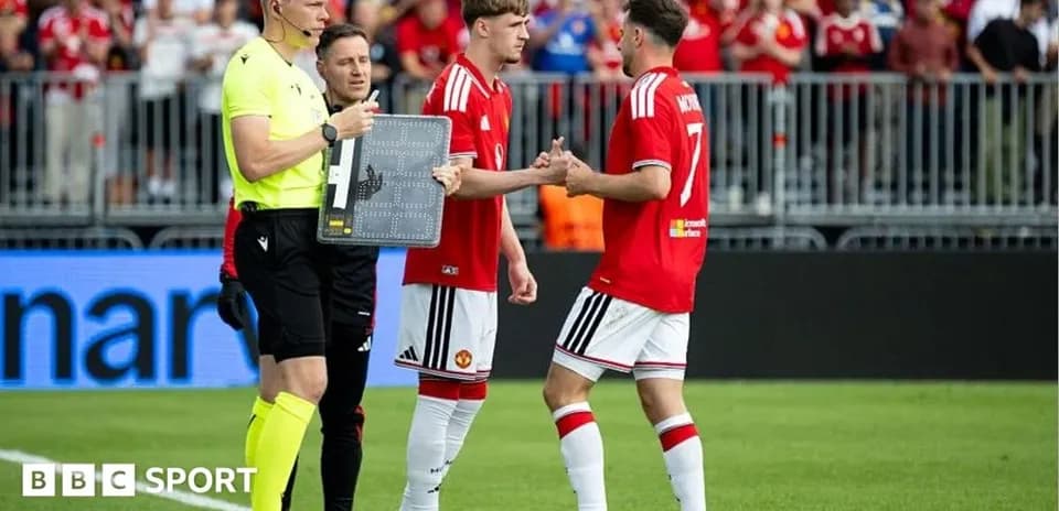 Jugadores de Manchester United realizando un cambio
