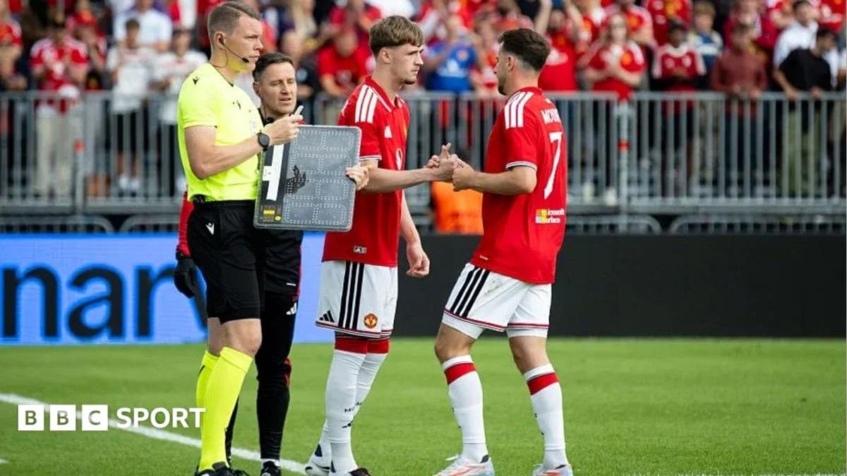 Jugadores de Manchester United realizando un cambio