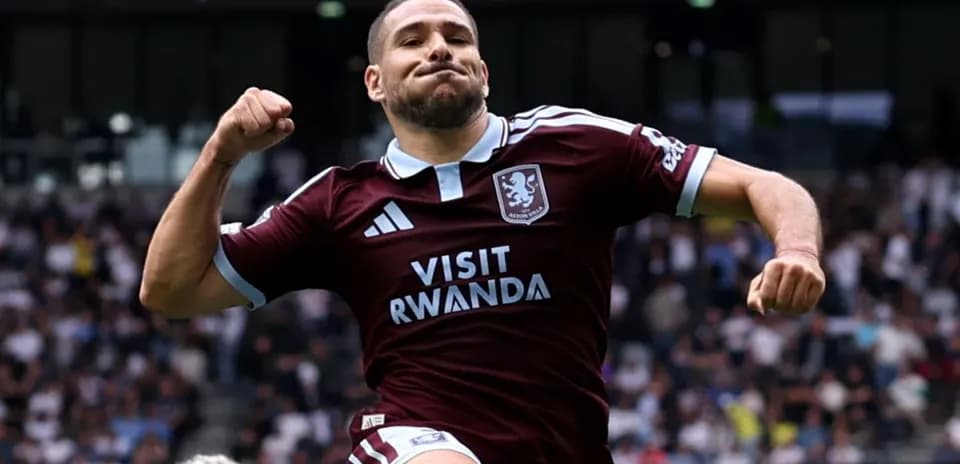 Jugador de Aston Villa celebrando un gol