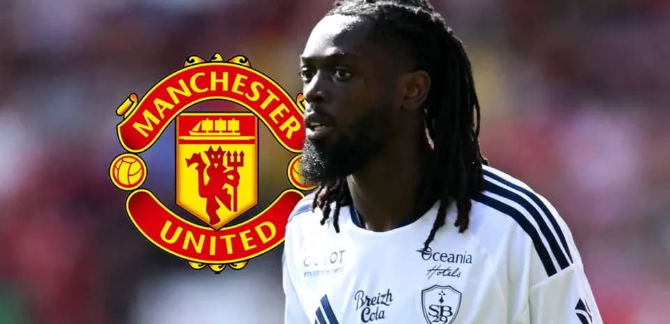 Jugador en primer plano con logo de Manchester United