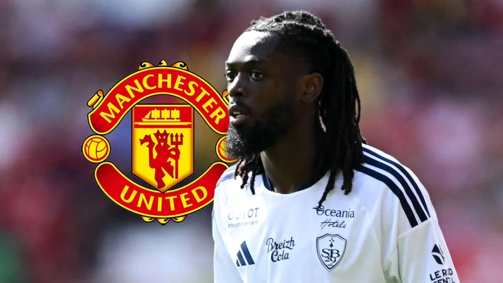 Jugador en primer plano con logo de Manchester United