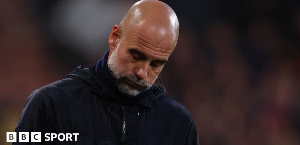 Entrenador con expresión seria durante el partido