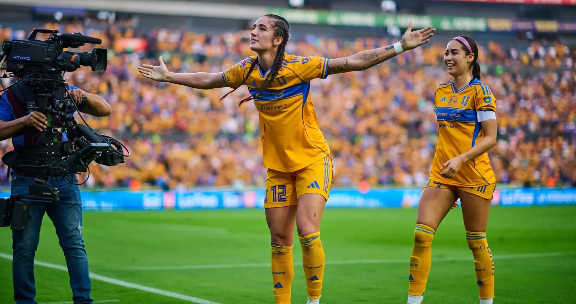 Jugadora de Tigres celebrando un gol