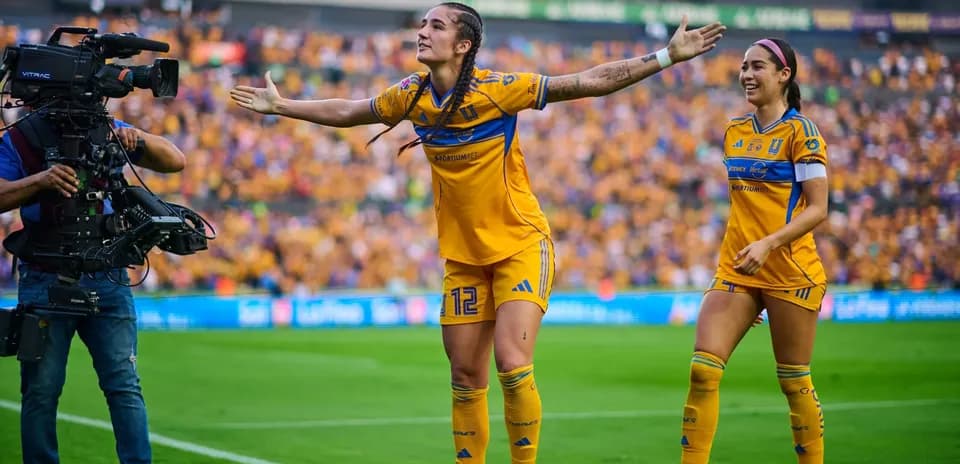 Jugadora de Tigres celebrando un gol