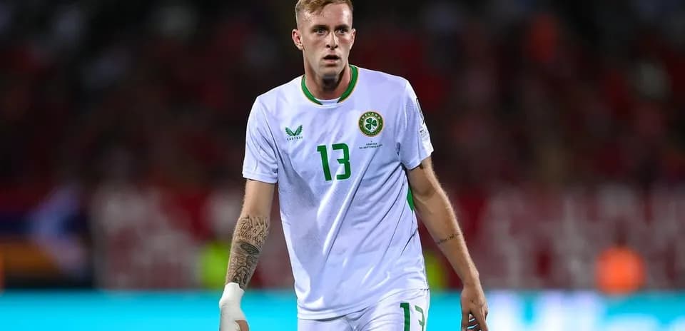 Jugador de fútbol con camiseta blanca en el campo