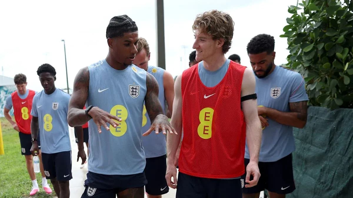 Jugadores de Inglaterra conversando durante entrenamiento