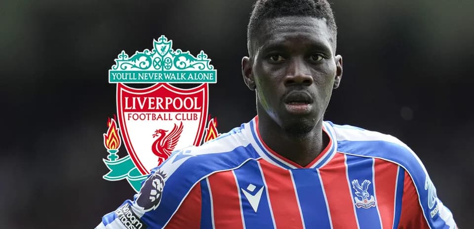 Jugador de Crystal Palace frente al logo de Liverpool