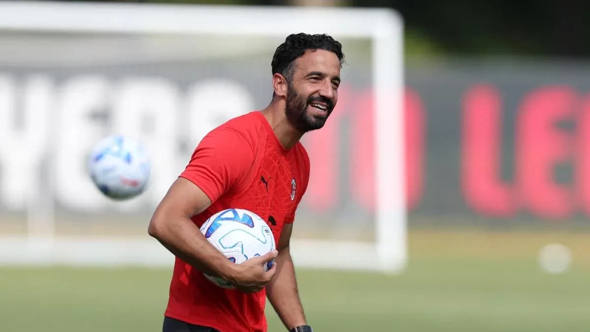Entrenador sosteniendo balón durante sesión de entrenamiento