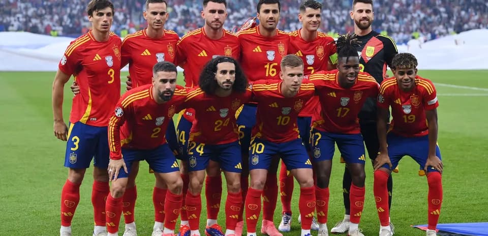 Equipo de fútbol de España posando antes del partido