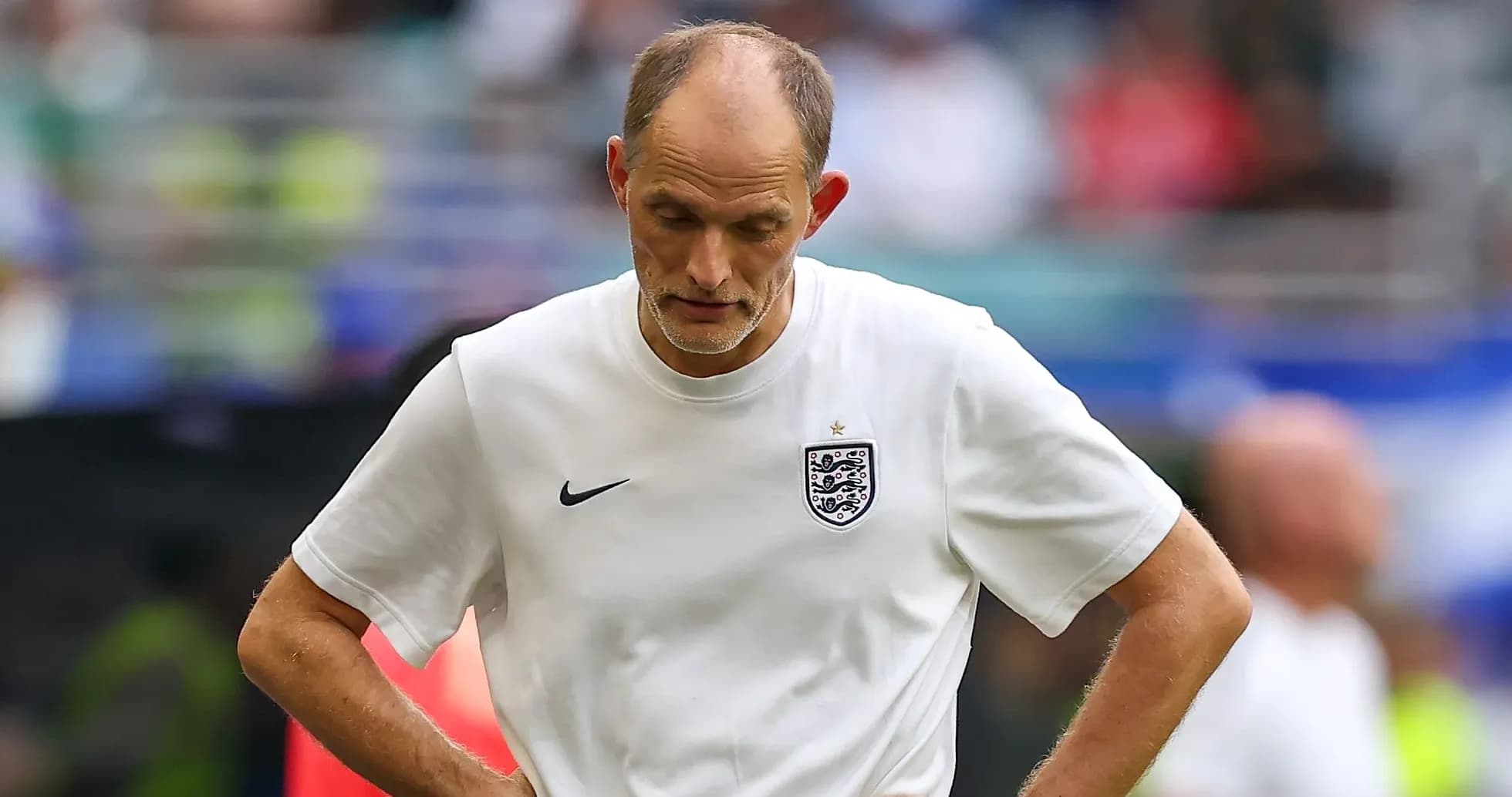Entrenador de Inglaterra caminando con expresión preocupada