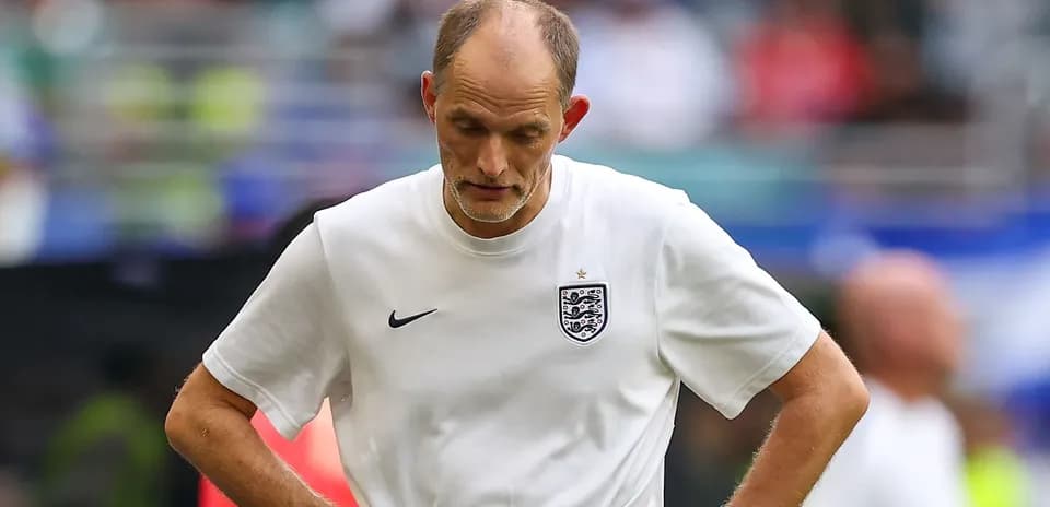 Entrenador de Inglaterra caminando con expresión preocupada