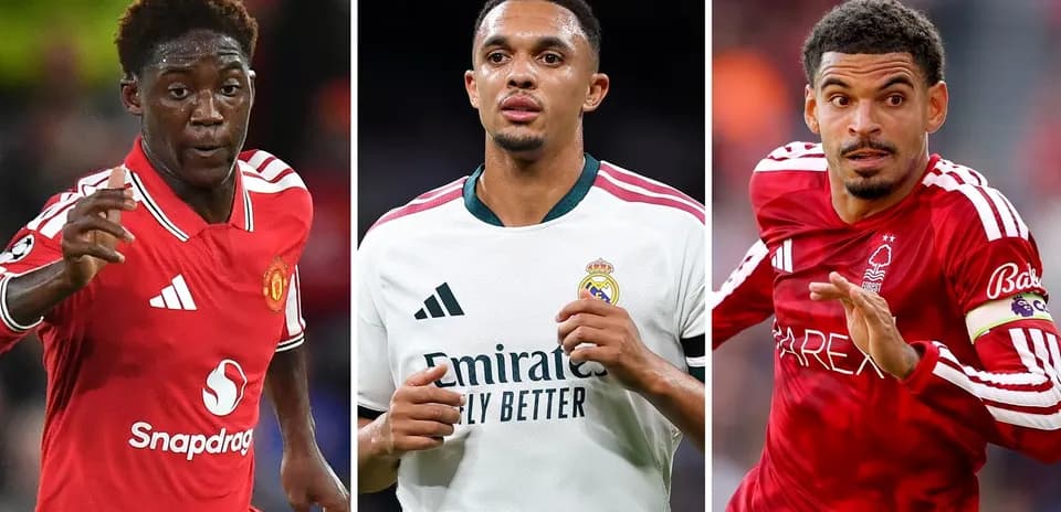 Tres futbolistas en acción durante un partido