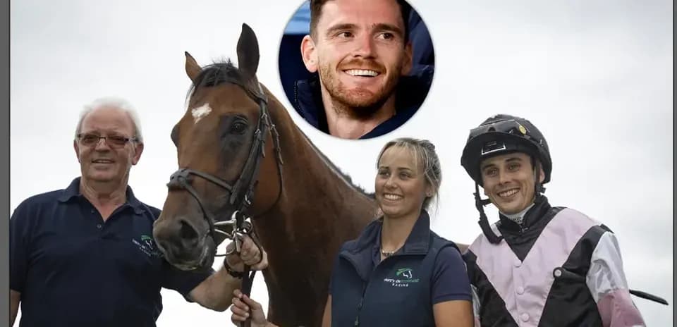 Grupo de personas posando con un caballo en hipódromo
