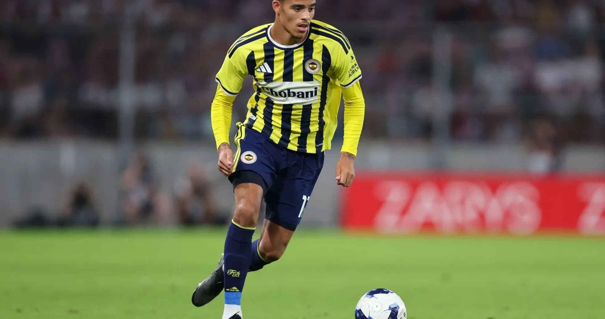 Jugador de Fenerbahçe en acción durante el partido