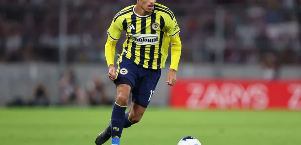 Jugador de Fenerbahçe en acción durante el partido