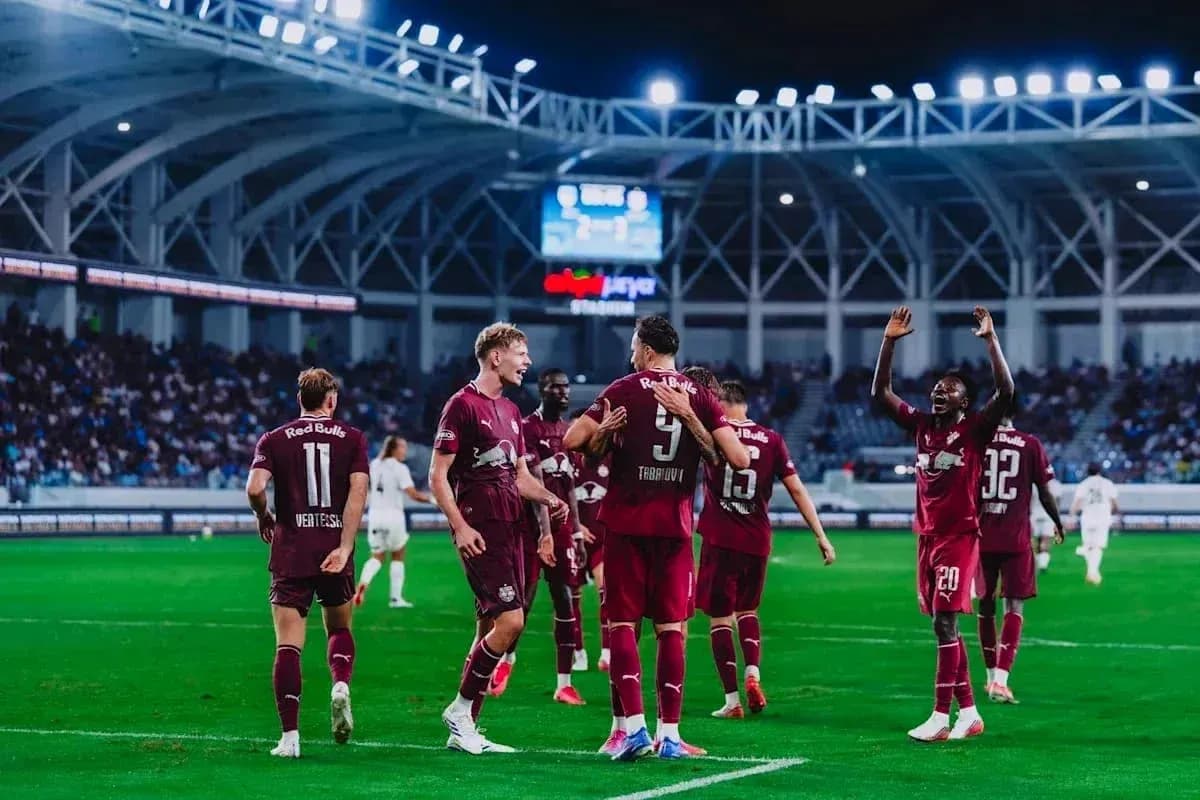 Jugadores de Red Bull Salzburg celebrando un gol