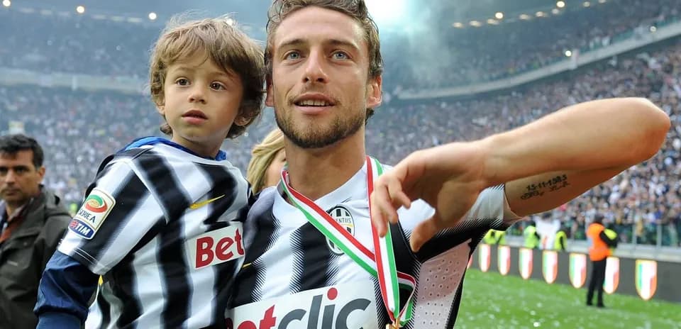 Jugador de Juventus sosteniendo a un niño celebrando