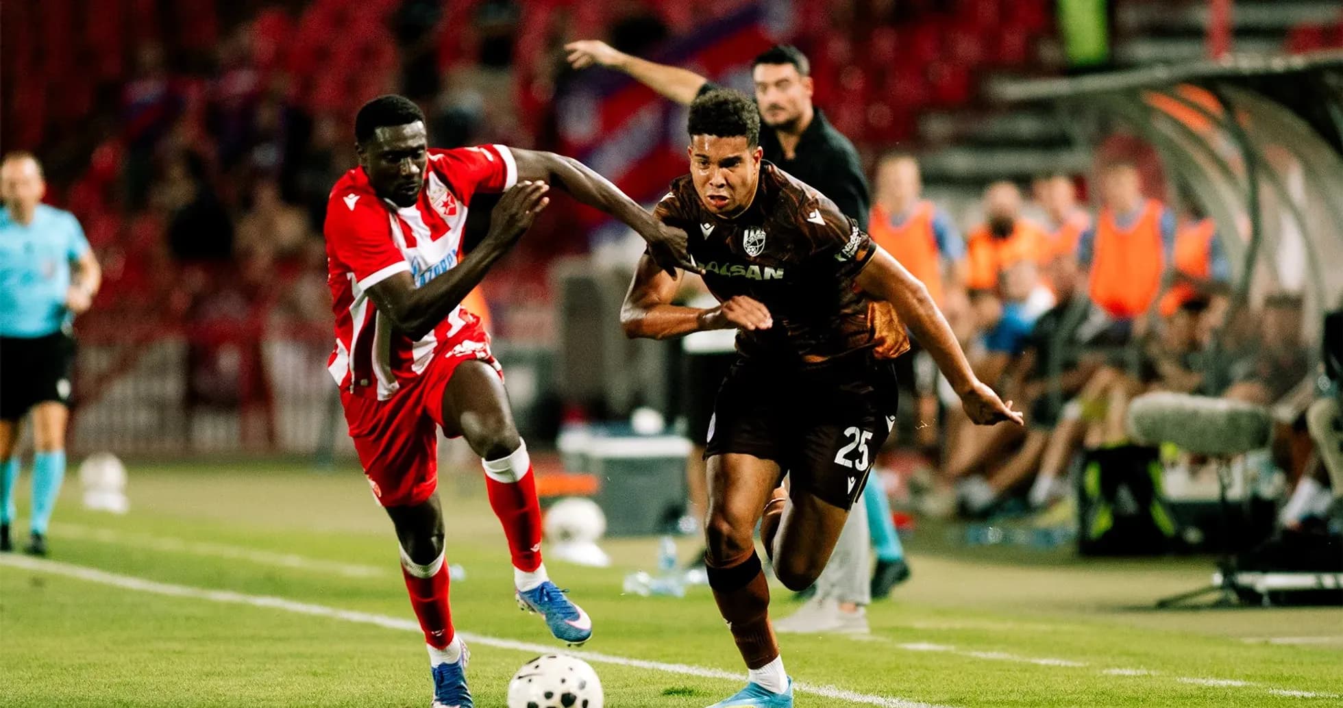 Jugador de Plzen corriendo con el balón