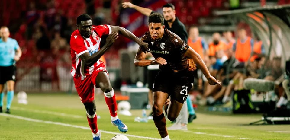 Jugador de Plzen corriendo con el balón
