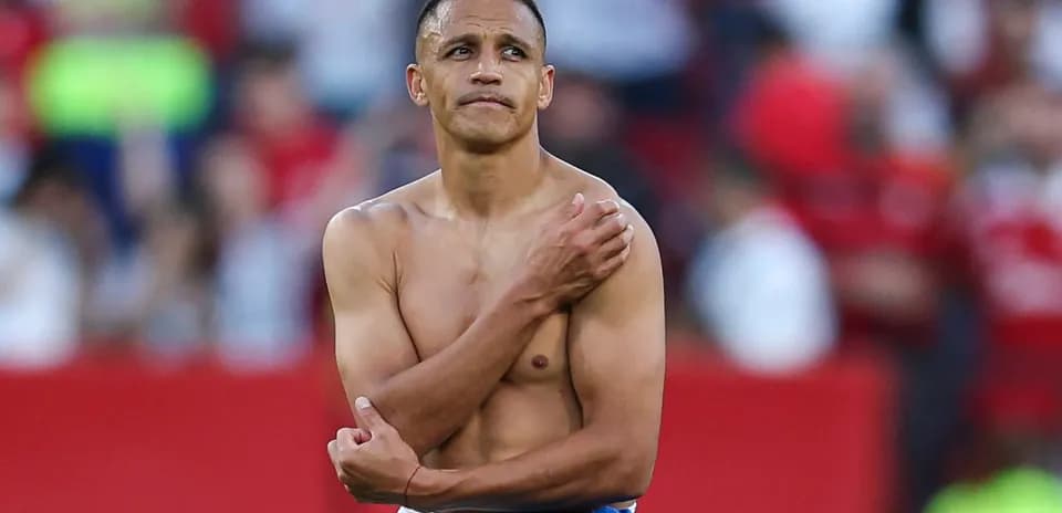Jugador de fútbol sin camiseta en el campo