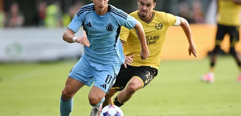 Jugador de Slovan Bratislava llevando el balón