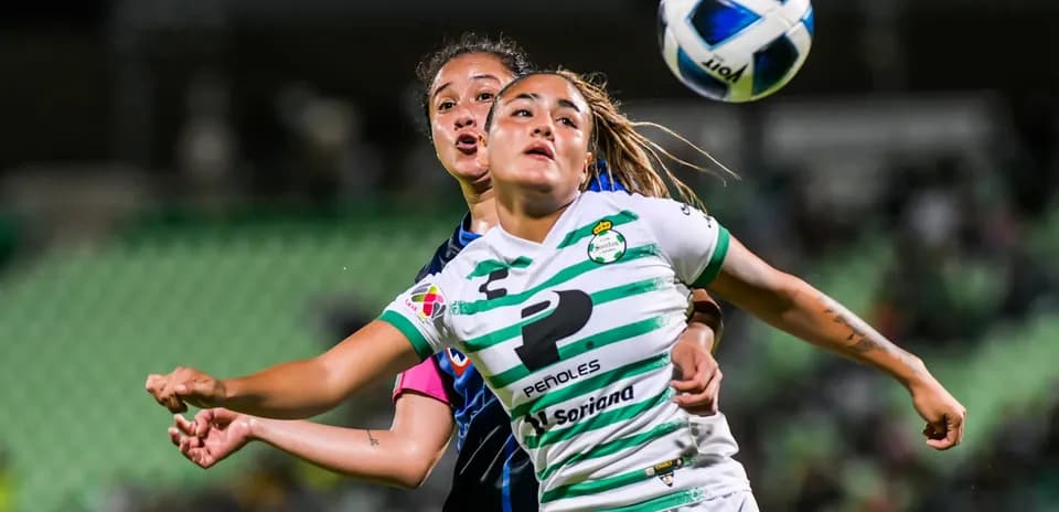Jugadoras disputando el balón en el partido