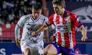 Game moment between Atletico San Luis and Necaxa.
