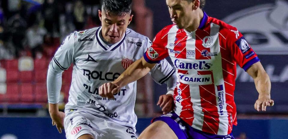 Game moment between Atletico San Luis and Necaxa.