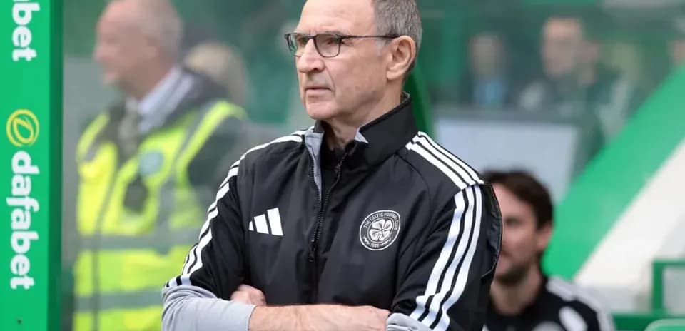 Entrenador observando el partido desde la banda