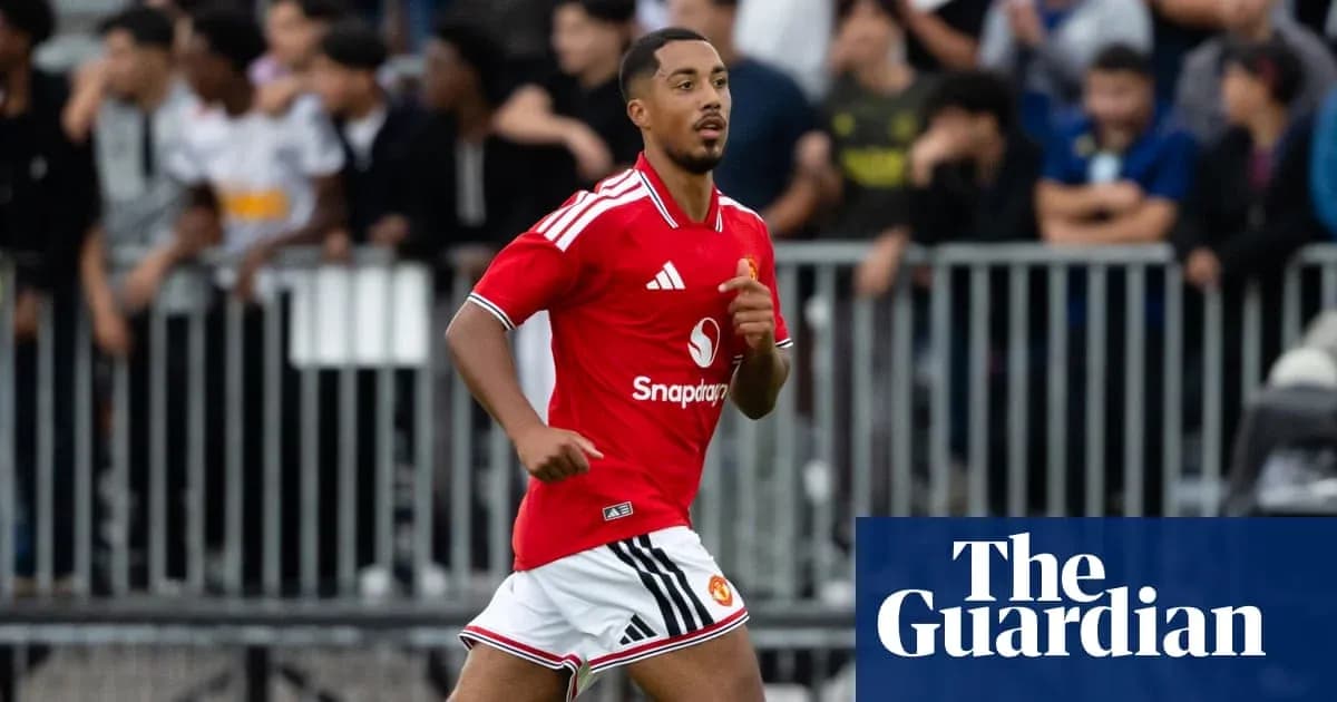 Jugador de Manchester United corriendo en el campo