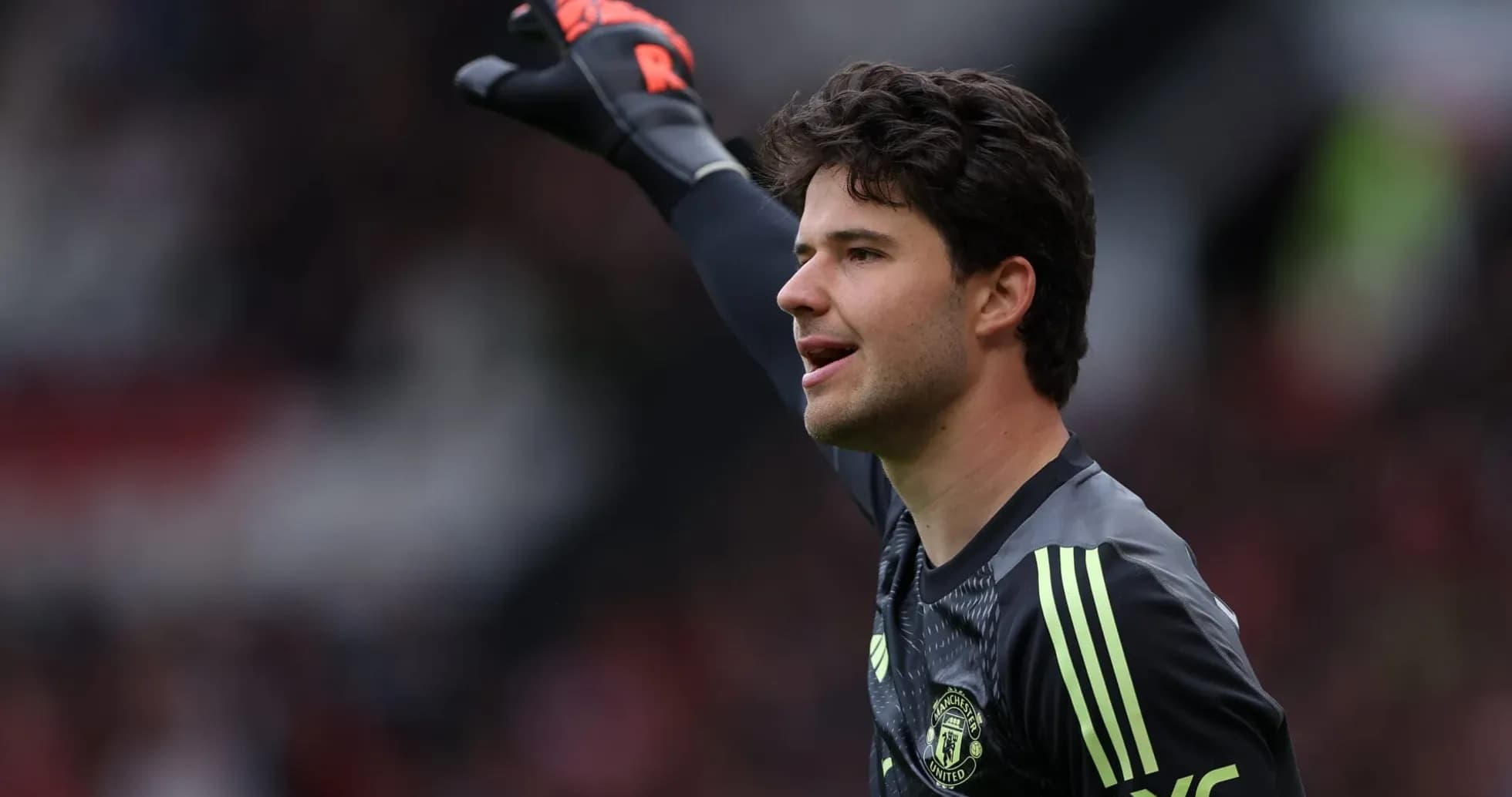 Portero de Manchester United dirigiendo a su equipo