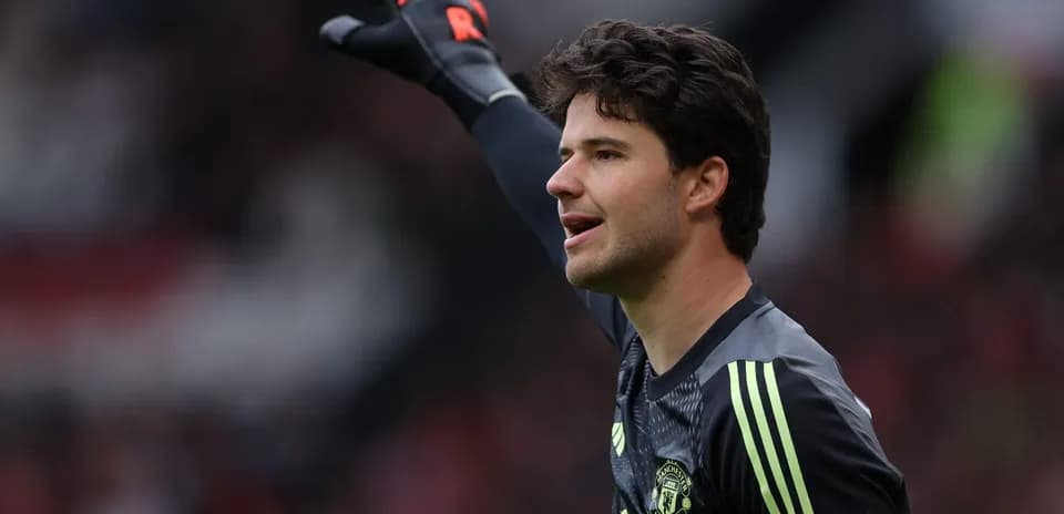 Portero de Manchester United dirigiendo a su equipo