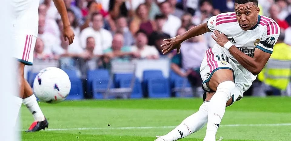Jugador de Real Madrid chutando el balón