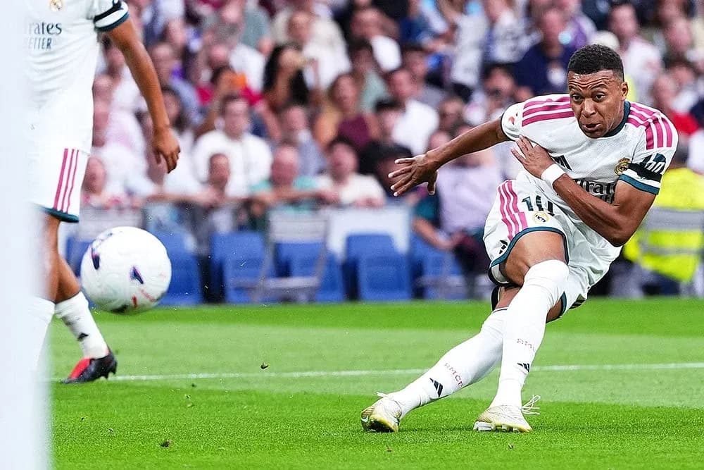 Jugador de Real Madrid chutando el balón