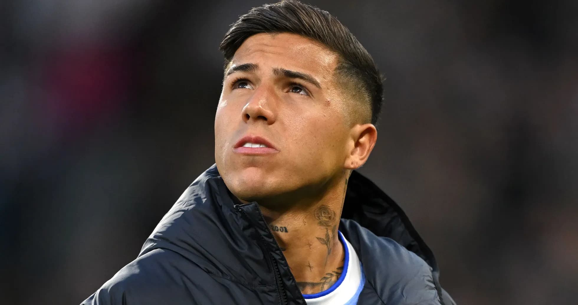 Jugador mirando hacia arriba en el campo