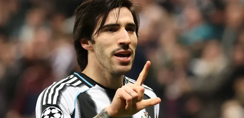 Jugador de Newcastle celebrando con gesto de victoria