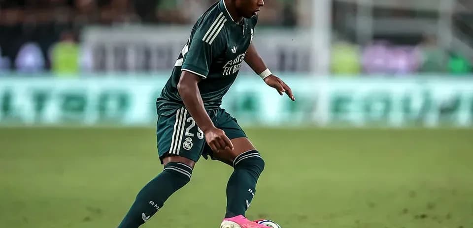 Jugador de Real Madrid controlando el balón en campo