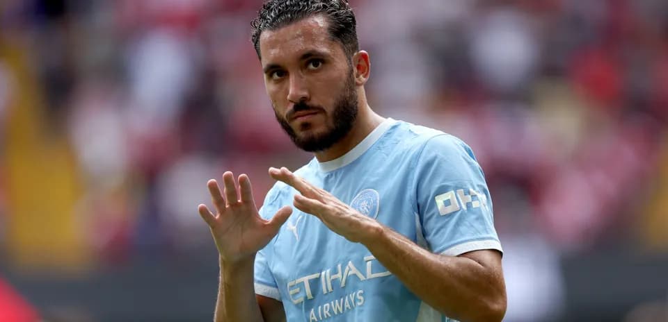 Jugador saludando en el campo de fútbol