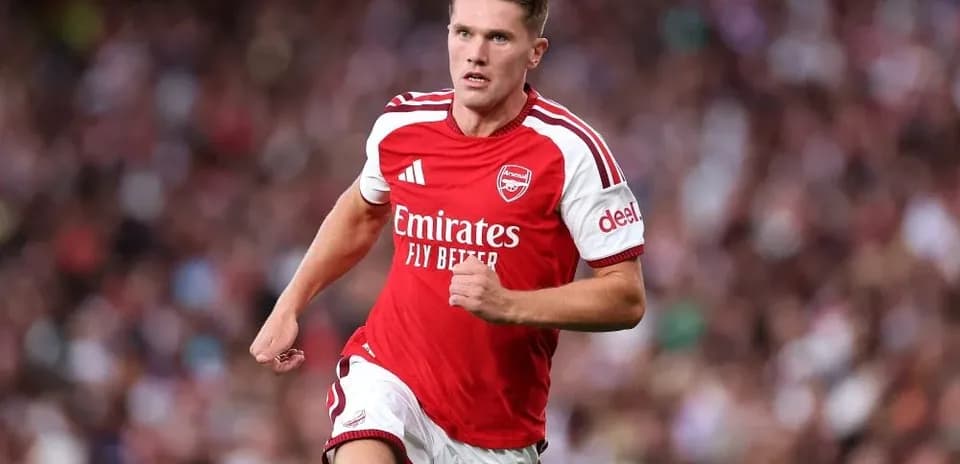 Jugador de Arsenal corriendo durante un partido