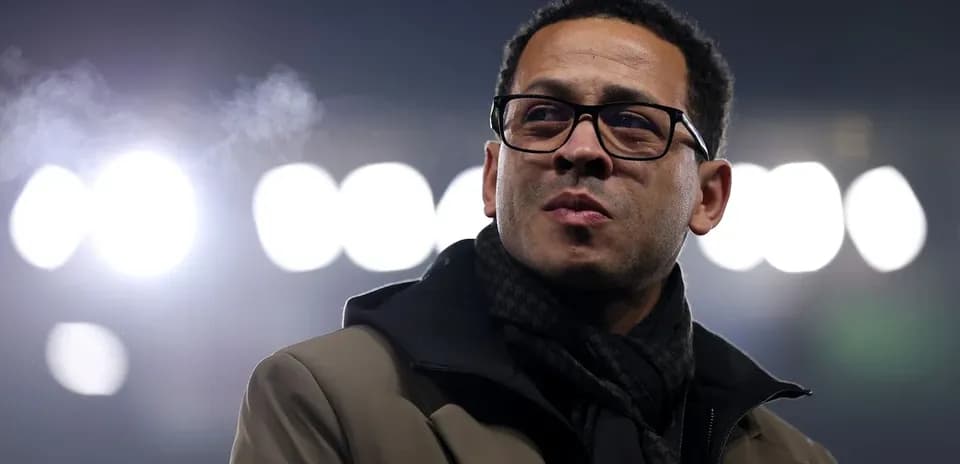 Hombre con gafas en un evento deportivo nocturno