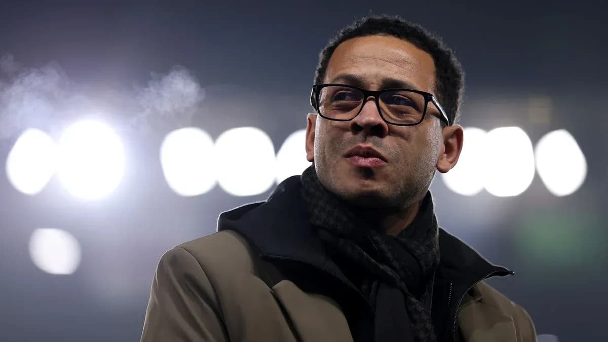 Hombre con gafas en un evento deportivo nocturno