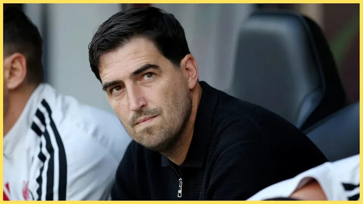 Entrenador observando desde el banquillo durante el partido