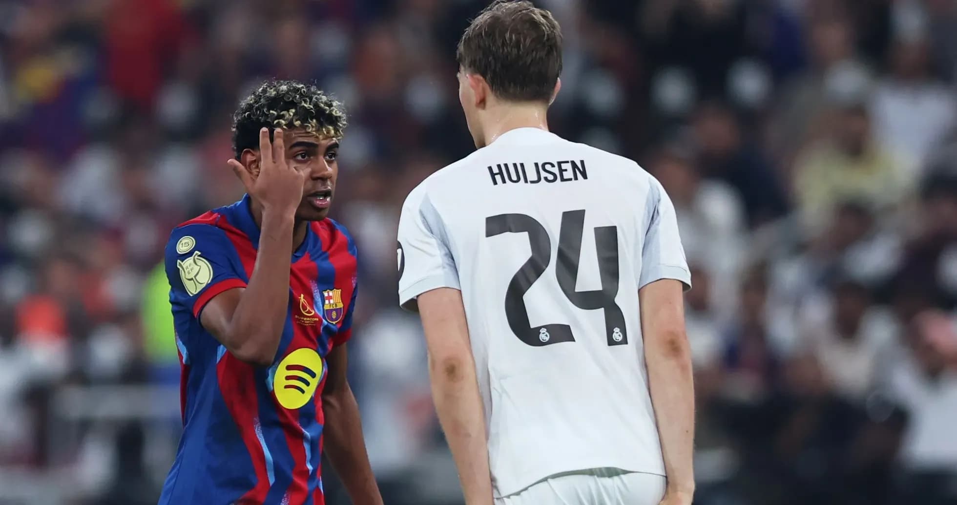 Jugadores de Barcelona y Real Madrid en el campo