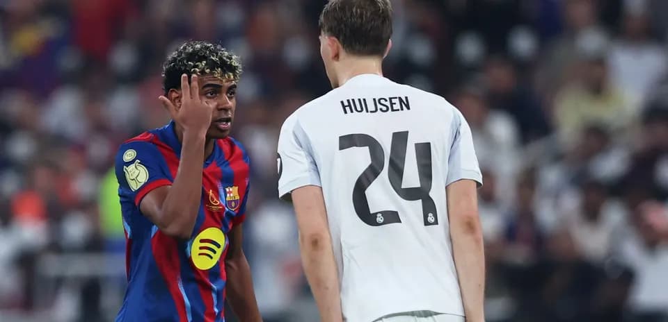 Jugadores de Barcelona y Real Madrid en el campo