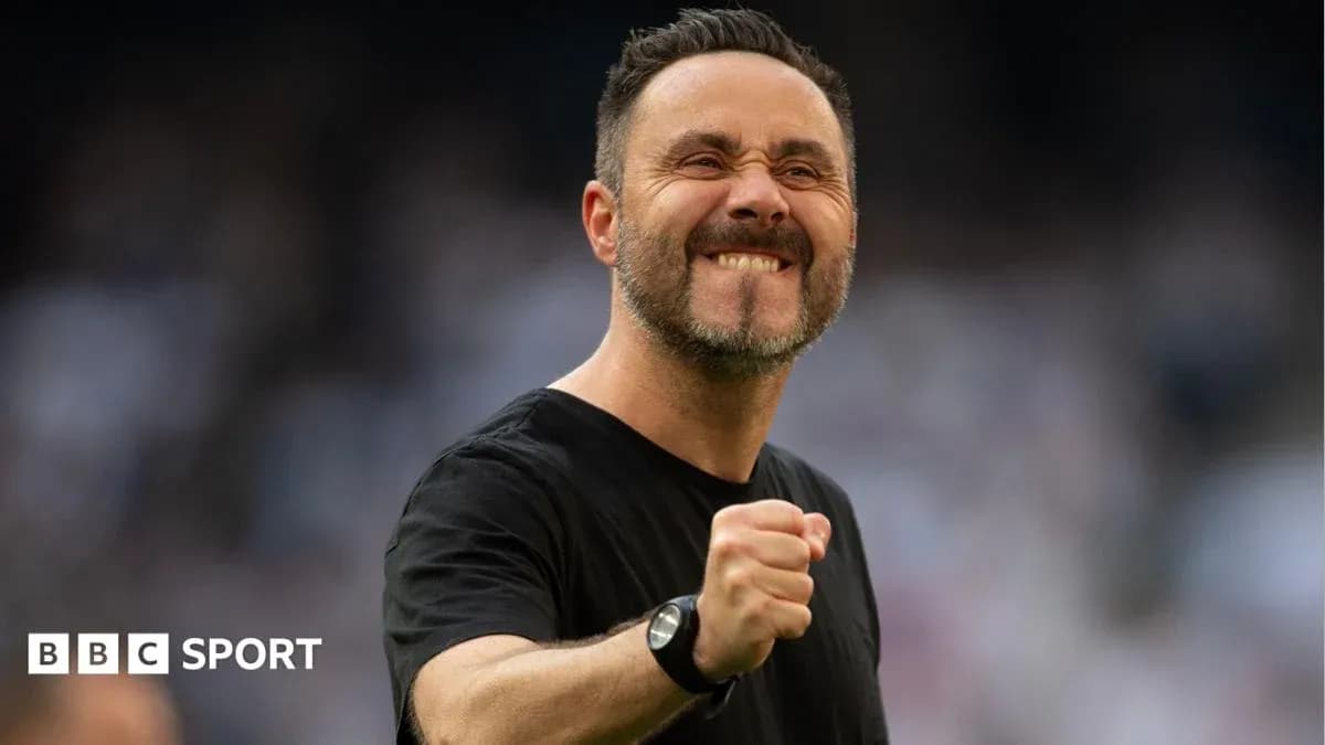 Entrenador celebrando con el puño cerrado