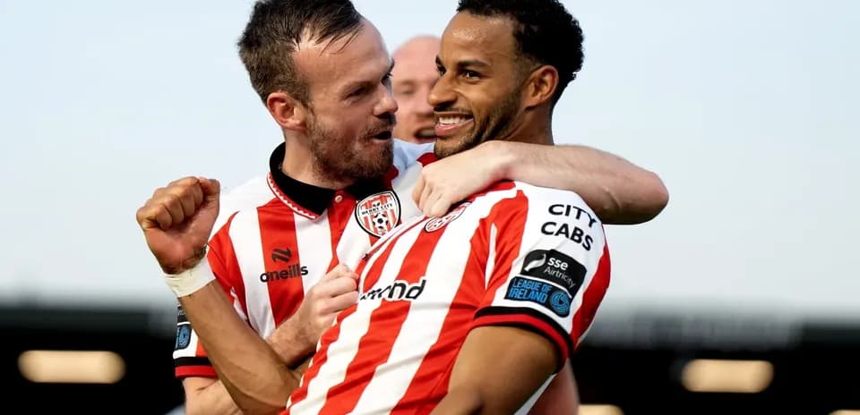 Jugadores de Derry City celebrando un gol juntos