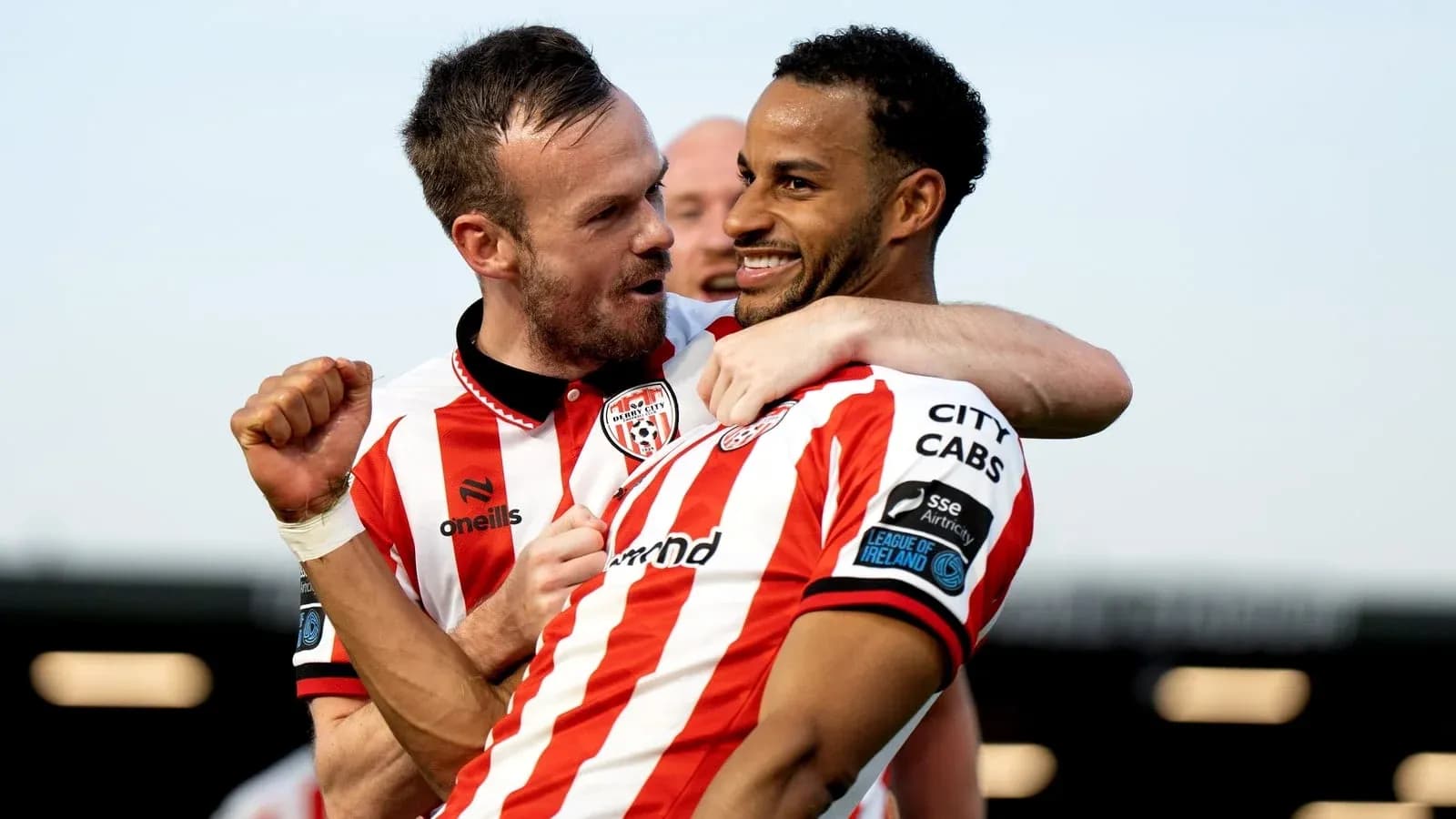 Jugadores de Derry City celebrando un gol juntos